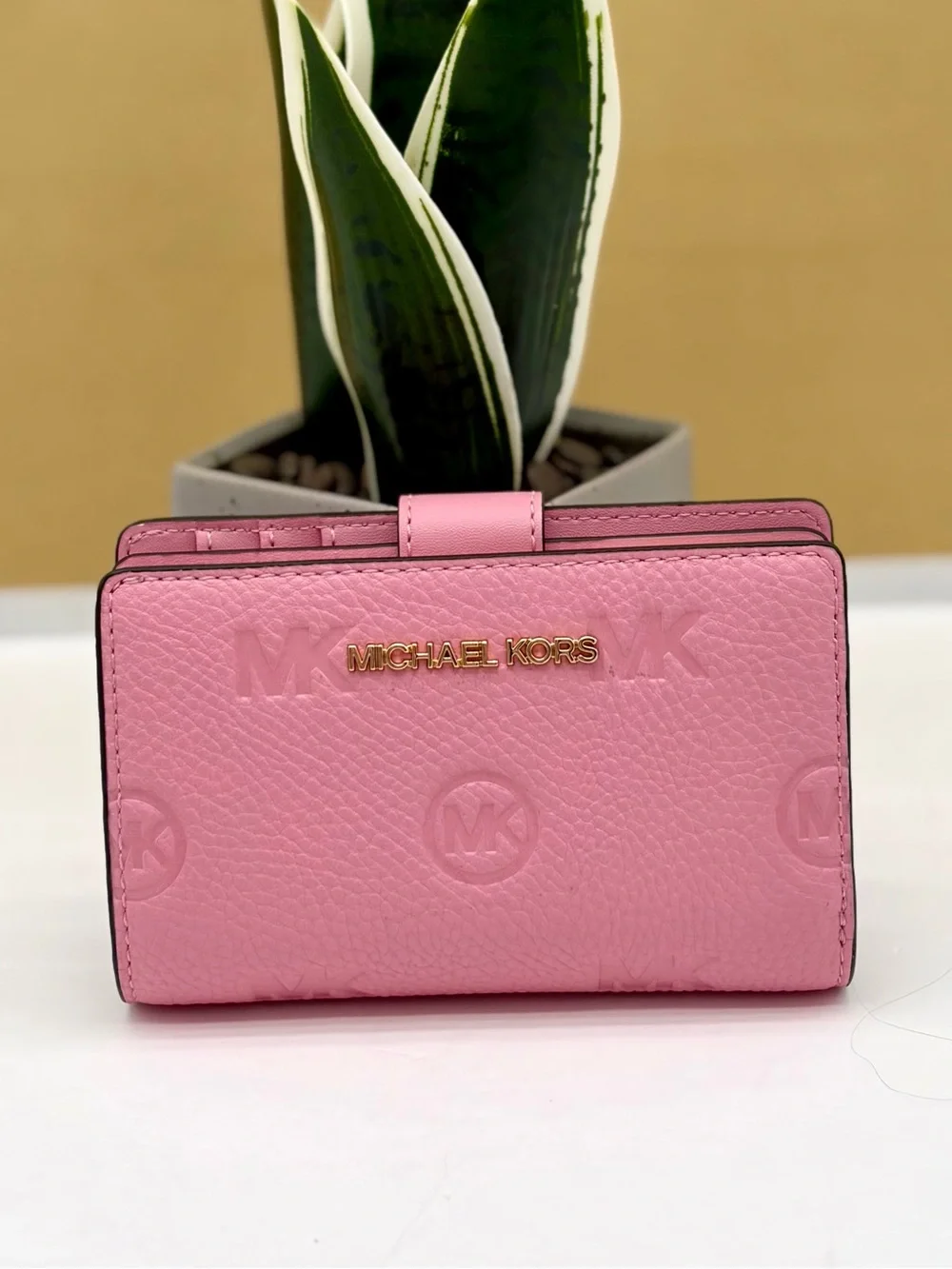 MICHAEL KORS Jet Set Travel Medium Logo Debossed Billfold Wallet carnation